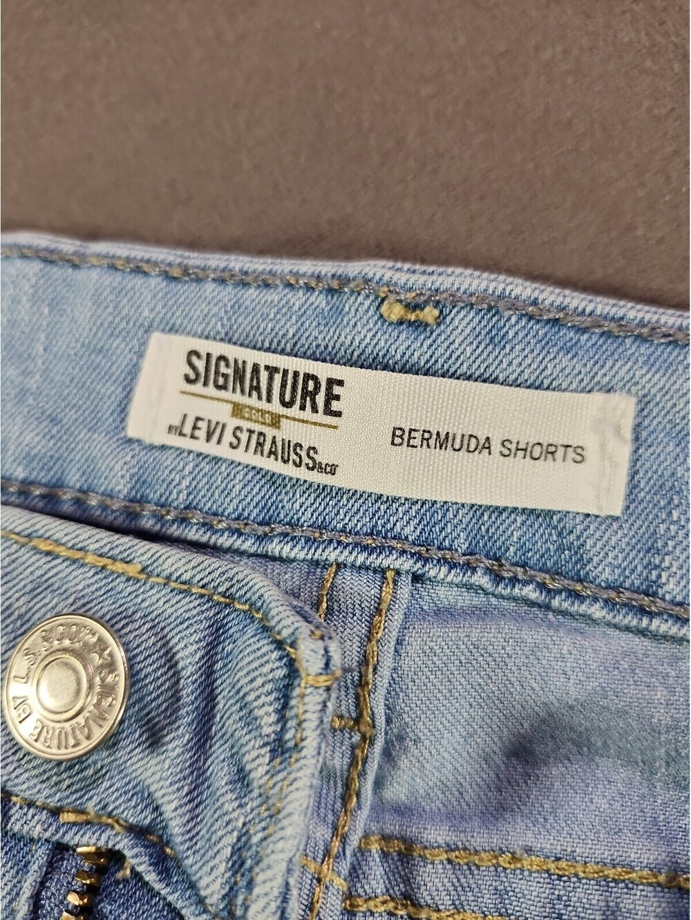 Levi Straus Signature Womens Bermuda Shorts Size 18 - 34W Light Wash Summer 0197